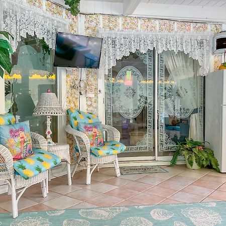 Pams Mermaid House With Riverfront Yard And Lanai! Apartment Weeki Wachee Exterior photo