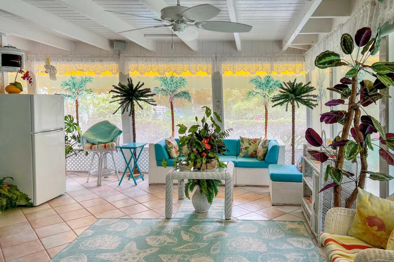 Pams Mermaid House With Riverfront Yard And Lanai! Apartment Weeki Wachee Exterior photo
