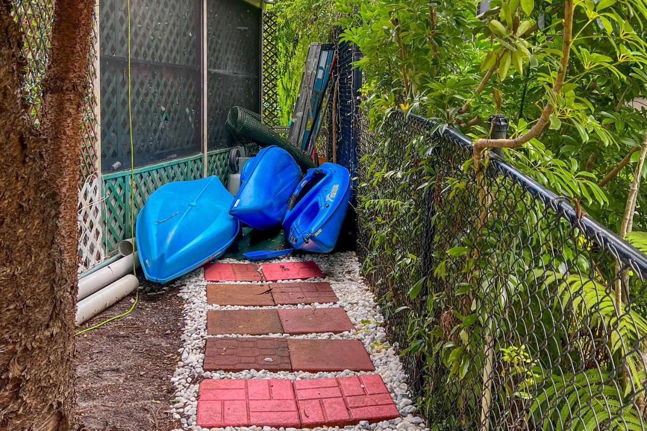 Pams Mermaid House With Riverfront Yard And Lanai! Apartment Weeki Wachee Exterior photo