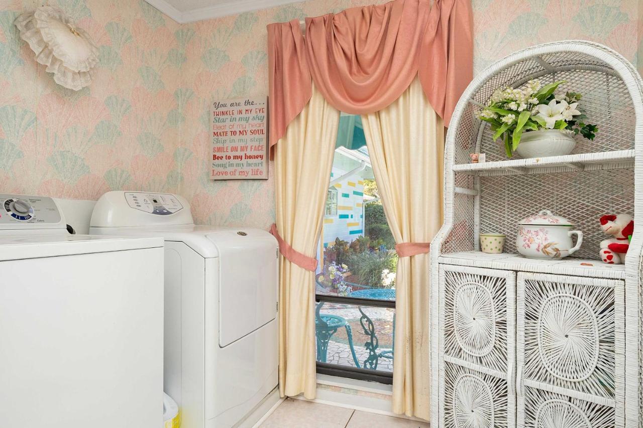 Pams Mermaid House With Riverfront Yard And Lanai! Apartment Weeki Wachee Exterior photo